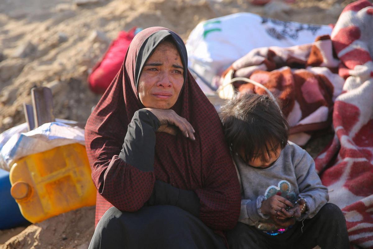 Una mujer palestina reacciona sentada entre los escombros del hospital Al-Shifa de Gaza después de que el ejército israelí se retirara del complejo que alberga el hospital el 1 de abril de 2024, en medio de las batallas en curso entre Israel y el grupo militante Hamas.