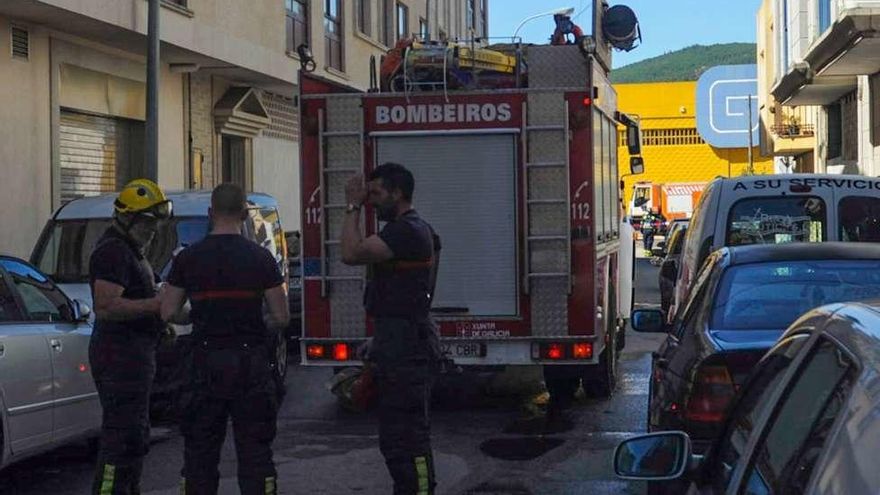 Acudieron a la zona bomberos y efectivos de emergencias. // Iñaki Abella