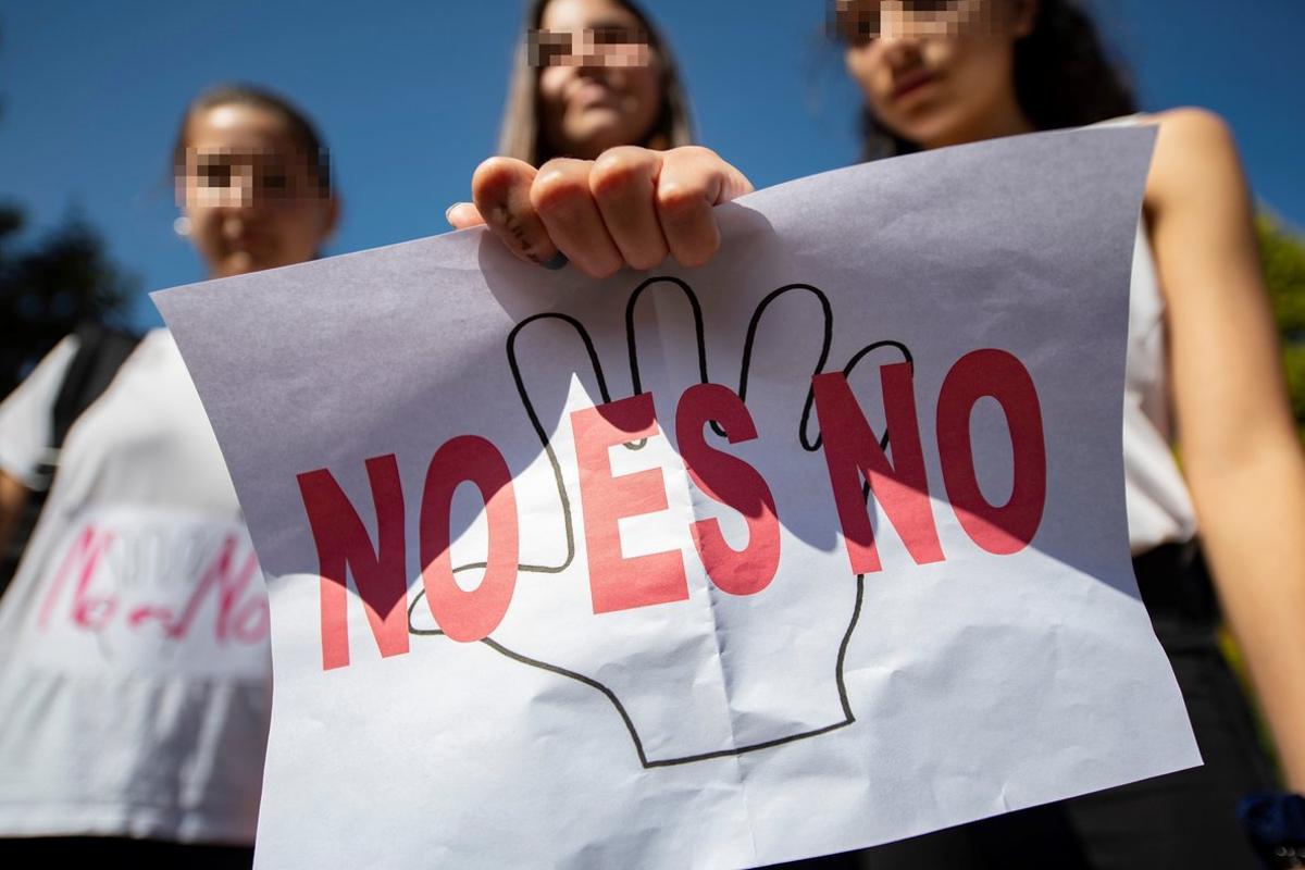 GRAF4087  TOLEDO  27 04 2018 - Alumnas del IES Azarquiel de Toledo han exhibido hoy carteles en los que se puede leer  No es no   en protesta por la sentencia que ha condenado a los miembros de La Manada por abuso sexual y no por agresion sexual  EFE  Ismael Herrero