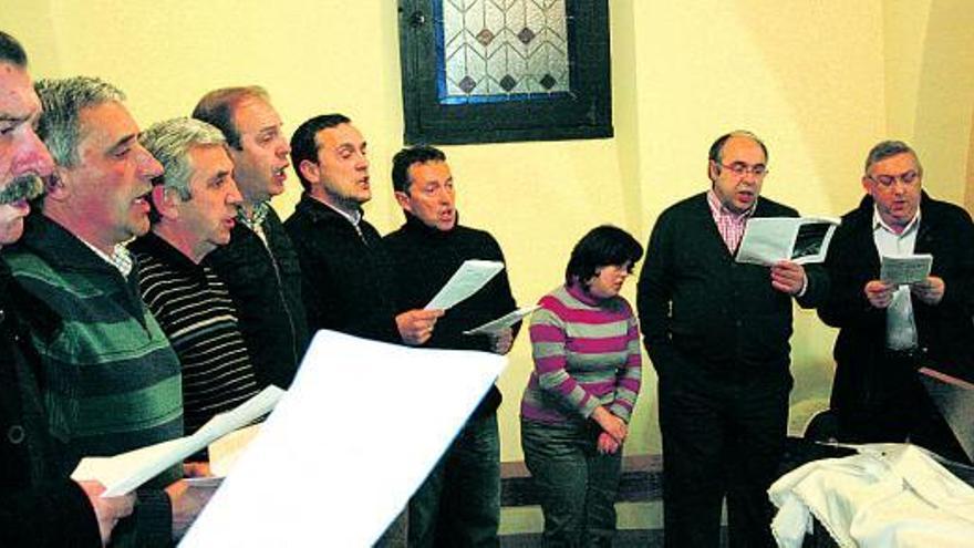 Los integrantes de «Gabiana» cantan «Luces en la noche» en la iglesia de Perlora.