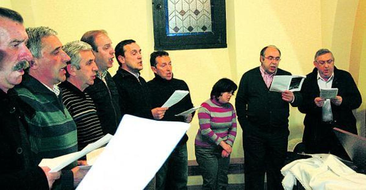 Los integrantes de «Gabiana» cantan «Luces en la noche» en la iglesia de Perlora.