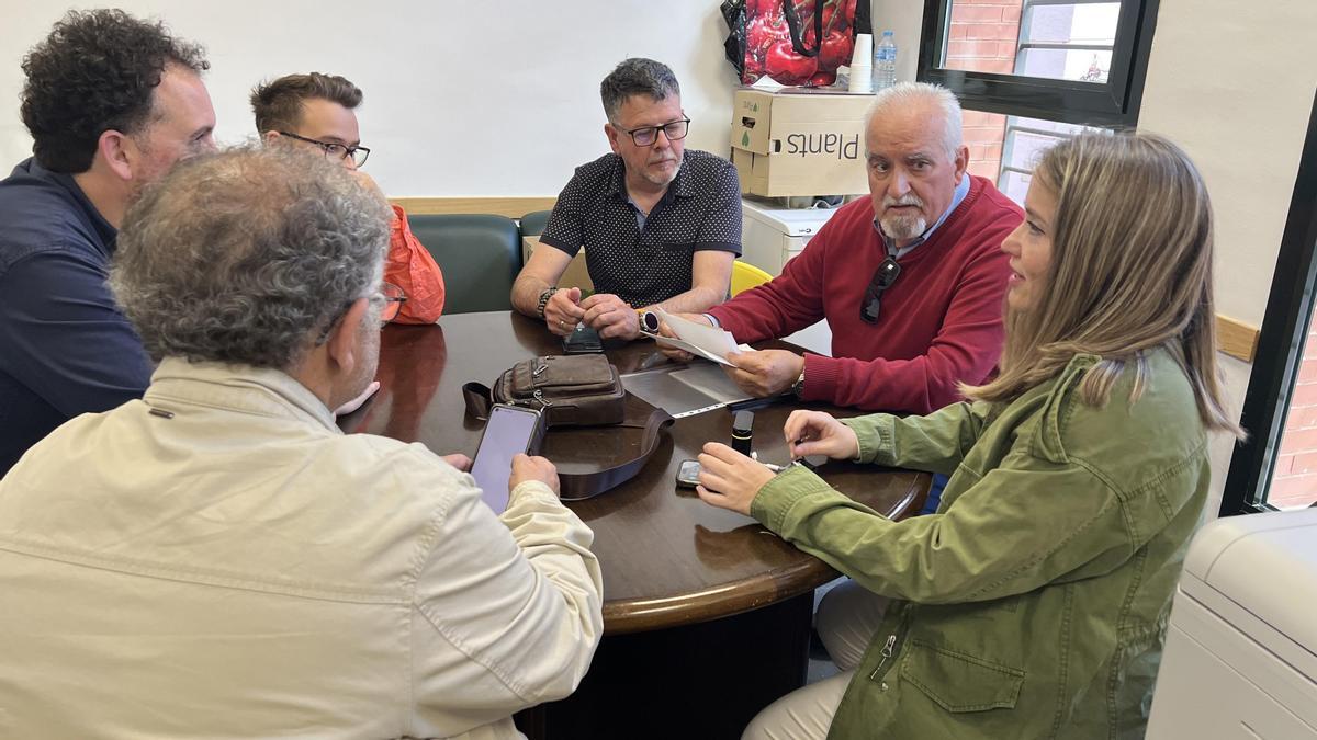 Reunión de concejales del PSOE con representantes vecinales de la Granja Suárez.