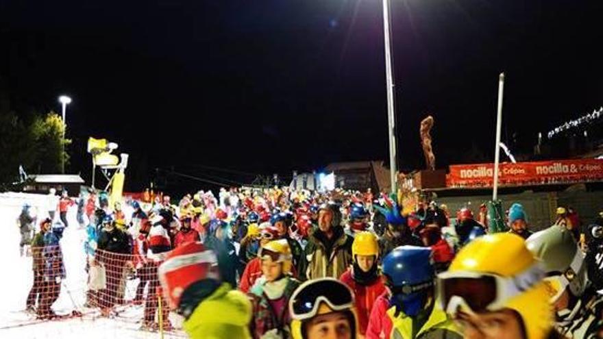Una jornada d&#039;esquí nocturn a les pistes de Masella amb els aficionats baixant sota els focus