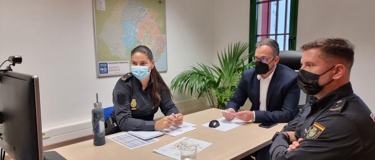 El concejal del distrito Suroeste, junto a representantes de la Policía Nacional que asistieron al tagoror extraordinario.