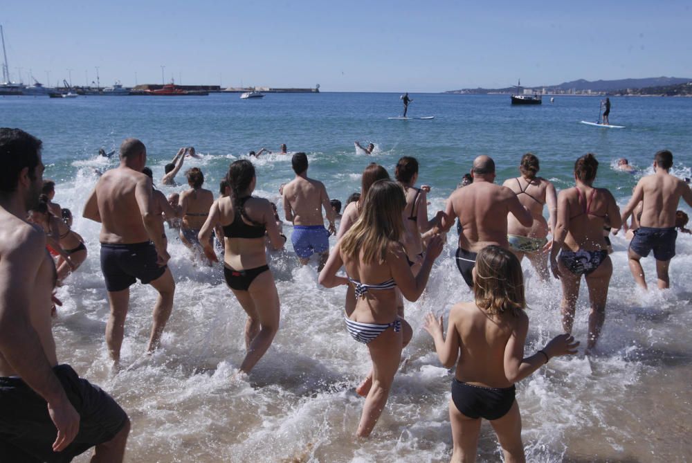 El primer bany de l''any congrega centenars de persones a Palamós