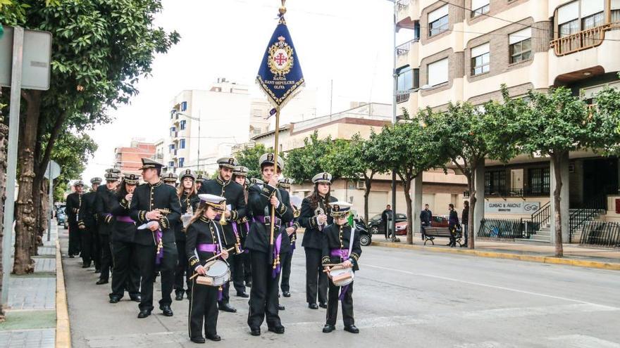 Más de 300 músicos hacen retumbar Callosa al ritmo de las cornetas y los tambores