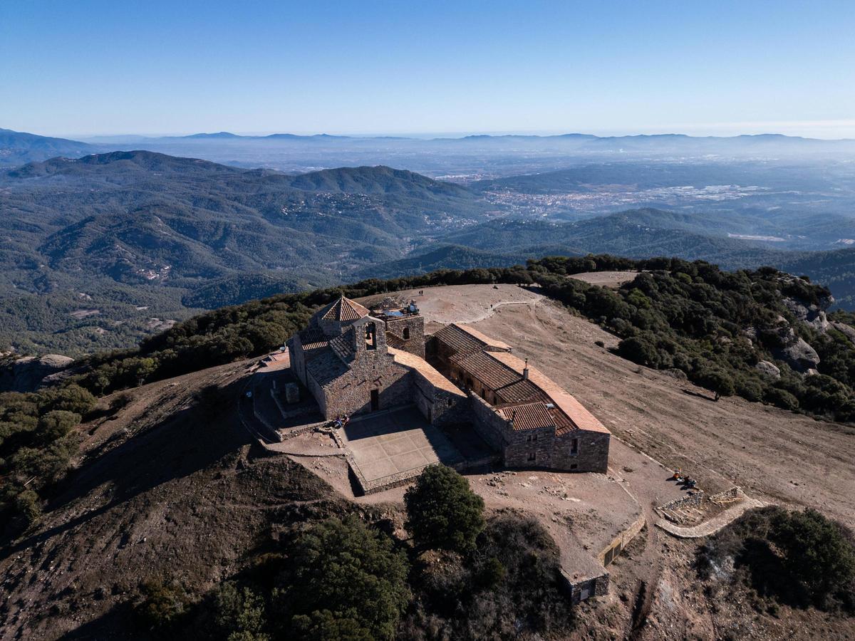 El paisaje de la famosa montaña de La Mola, que tiene un cierre anunciado