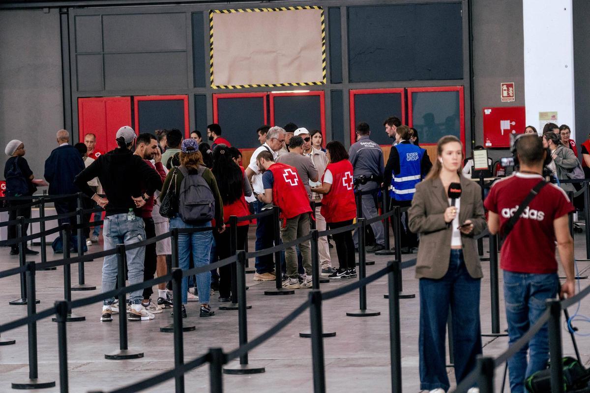 Primer día de asesoramiento para la regularización extraordinaria en la Fira de Montjuïc