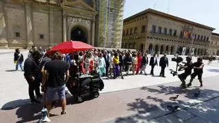 Expectación en la plaza del Pilar de Zaragoza por el rodaje del 'remake' de 'Salida de misa de doce'