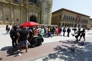 En imágenes | Expectación en la plaza del Pilar de Zaragoza por el rodaje del 'remake' de 'Salida de misa de doce'