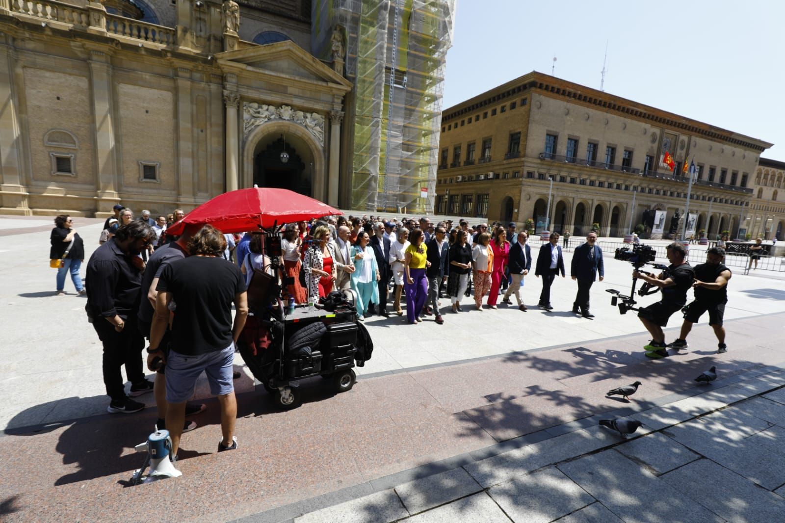En imágenes | Expectación en la plaza del Pilar de Zaragoza por el rodaje del &#039;remake&#039; de &#039;Salida de misa de doce&#039;