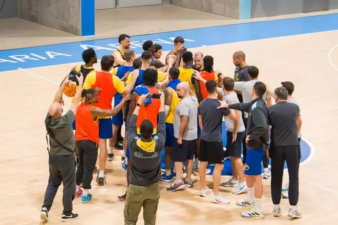 Primer entrenamiento de Néstor 'Che' García con el Dreamland Gran Canaria