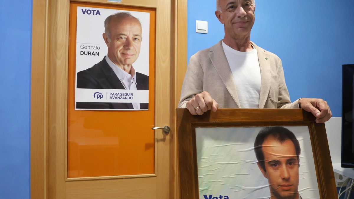 Vilanova Gonzalo Duran con su primer y su ultimo cartel electoral.