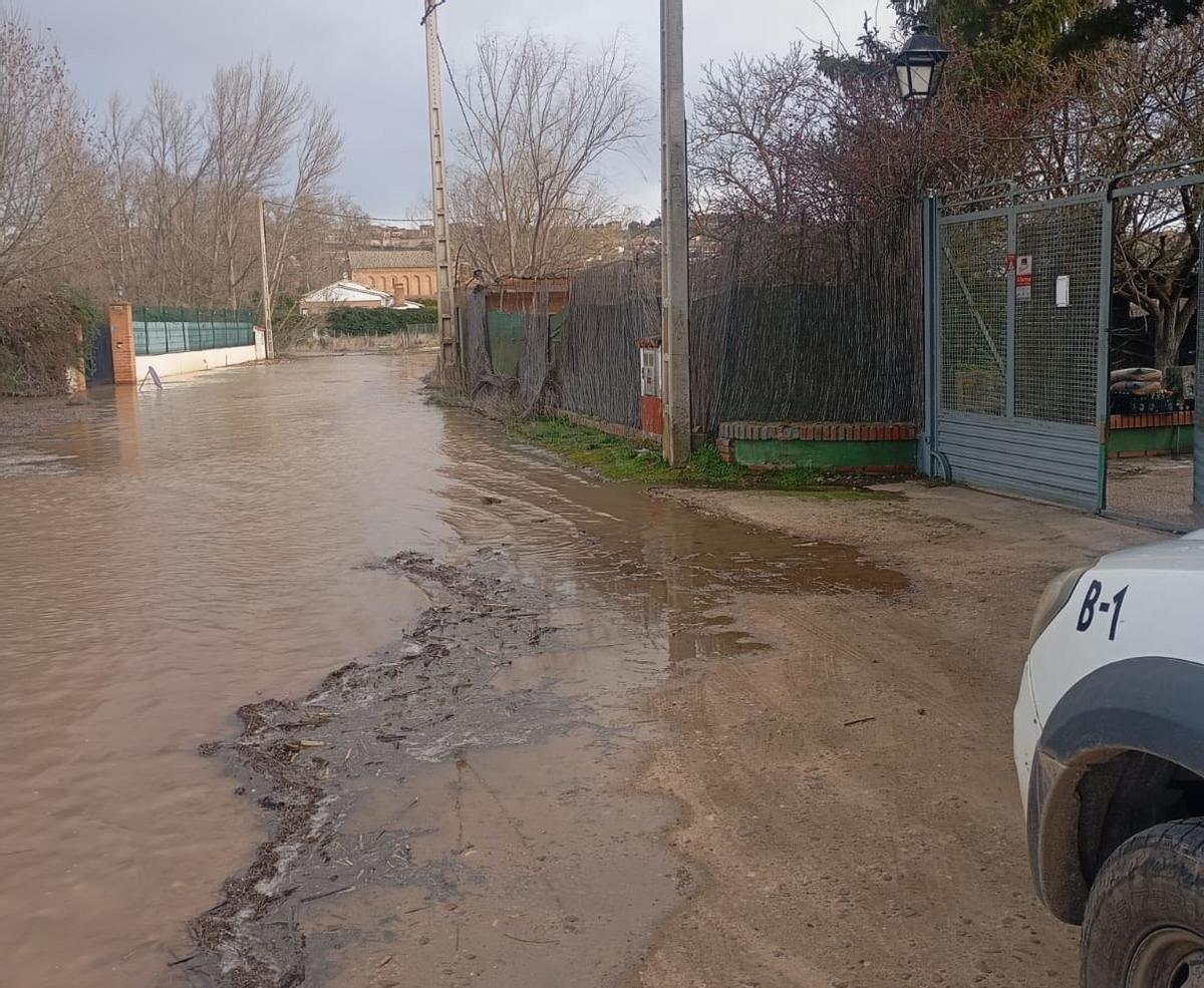 El agua anega uno de los caminos próximos a la pradera del Cristo de las Batallas-