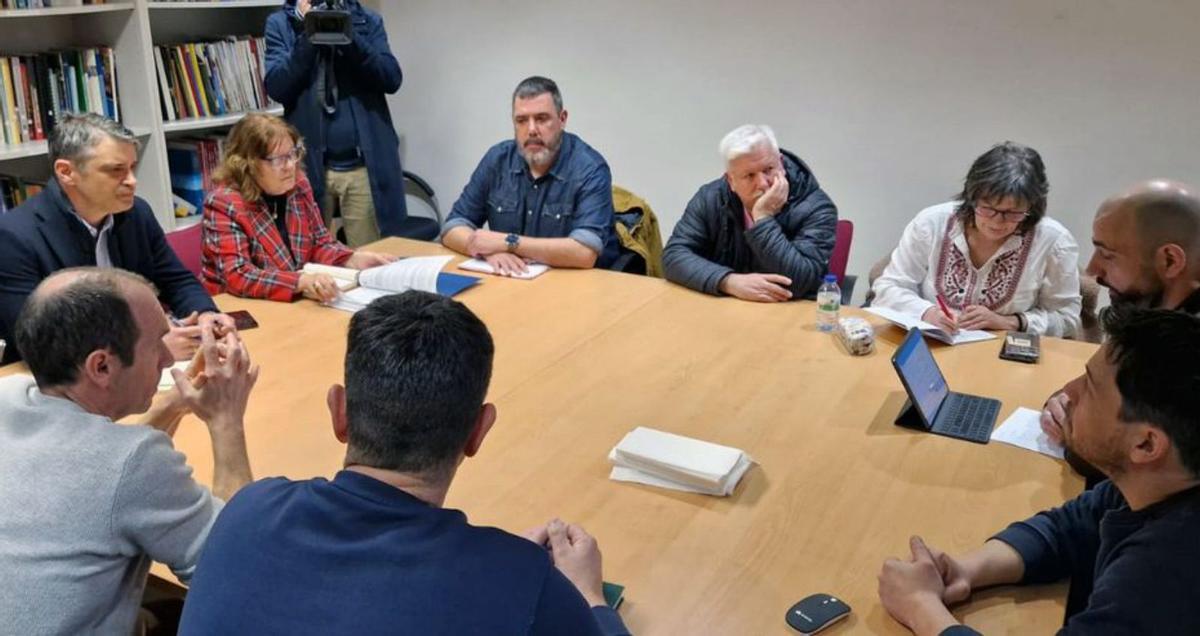 A la izquierda, el viceconsejero de Industria, Juan Carlos Campo, y la directora de Empleo, Judit Flórez, ayer, con el comité de empresa. |