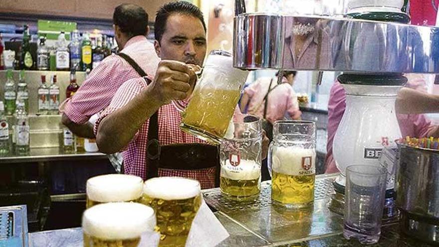 Un camarero tira una cerveza en un ´Biergarten´.