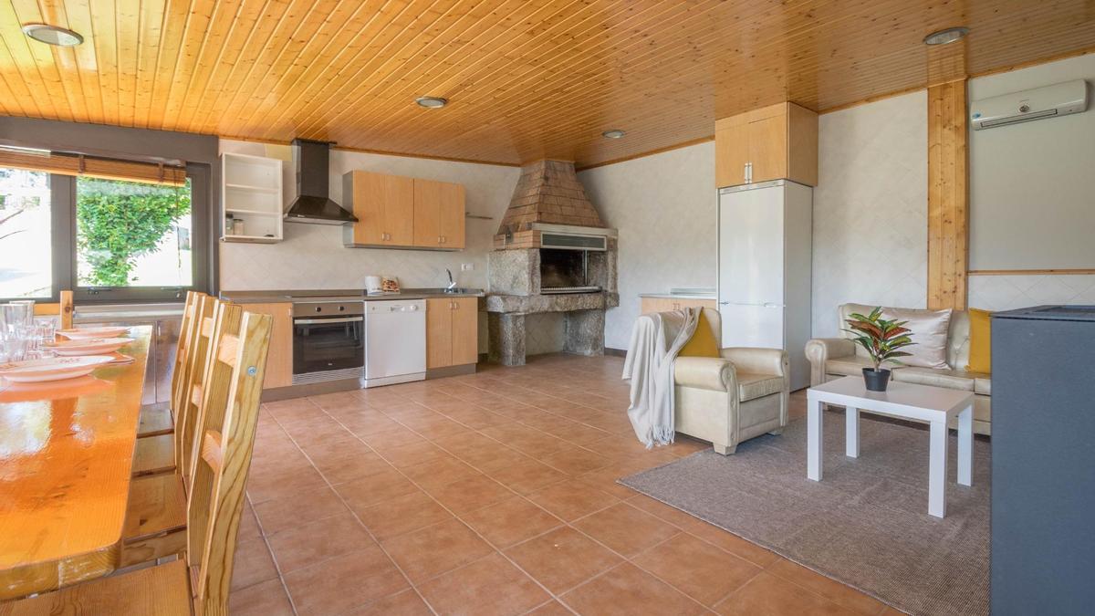 Salón casa con piscina en Anceis, Cambre