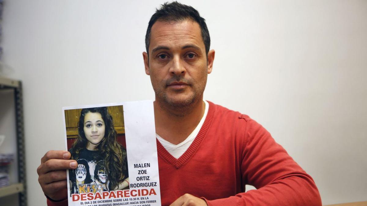 Alejandro Ortiz, padre de Malén, sostiene una fotografía de su hija. | GUILLEM BOSCH