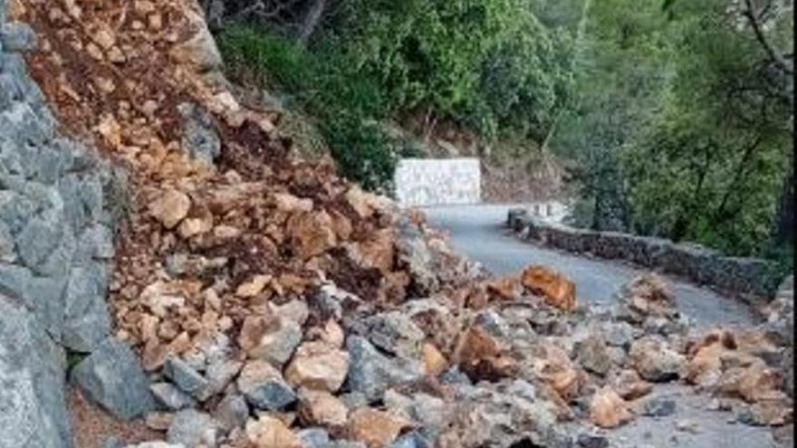 Cerrada la carretera del Port de Valldemossa por la caída de un muro de piedra