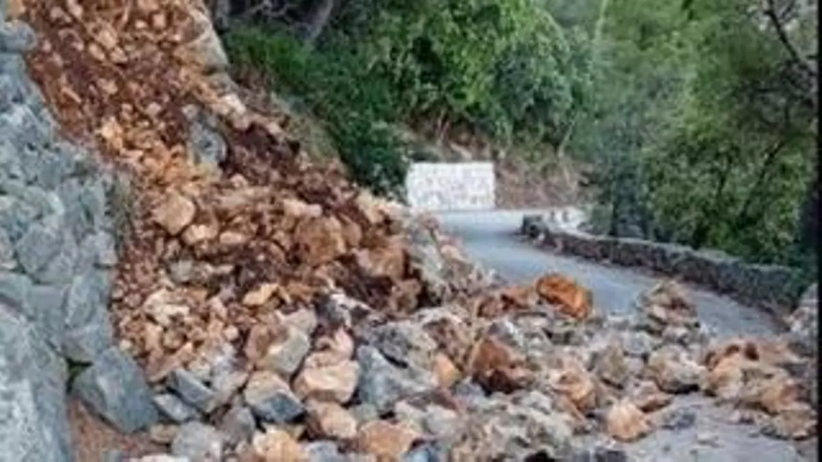 Cerrada la carretera del Port de Valldemossa por la caída de un muro de piedra