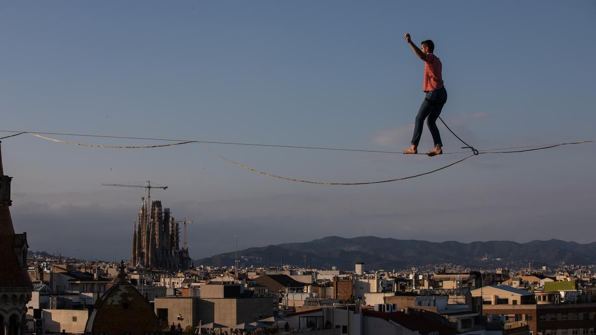El prestigioso funambulista Nathan Paulin cruza el cielo de Barcelona a 70 metros del suelo