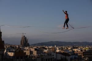 El prestigioso funambulista Nathan Paulin cruza el cielo de Barcelona a 70 metros del suelo