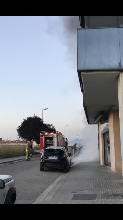 Espectacular incendi d'un contenidor al Creu Guixera