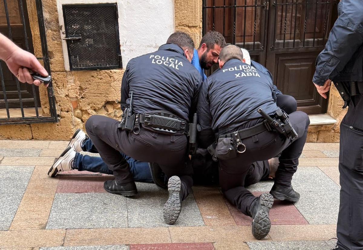 El ladrón al que han atrapado los vecinos, en el momento que lo arrestaba la Policía Local