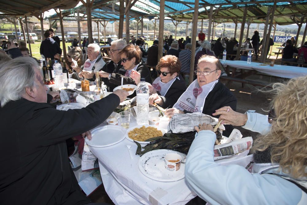 Famílies vingudes d''arreu de la Catalunya central i també de fora comparteixen àpat a Manresa amb productes de la terra