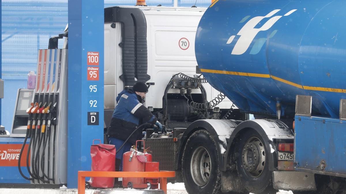 Un camión de Gazprom en una gasolinera de Moscú, el pasado día 20 de febrero. EFE