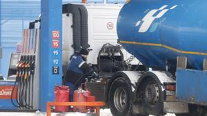 Un camión de Gazprom en una gasolinera de Moscú, el pasado día 20 de febrero.