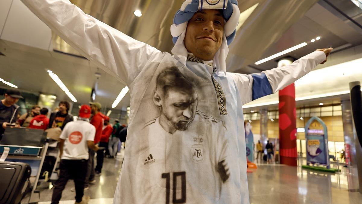 Un aficionado qatarí celebra la llegada de Messi al país.