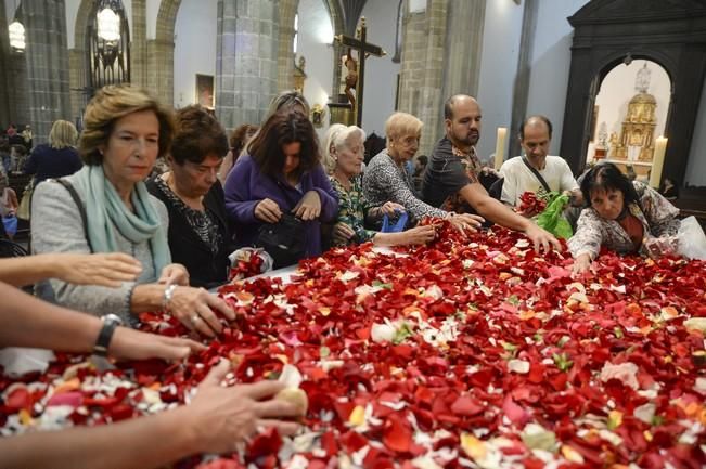 LLUVIA DE PETALOS EN LA CATEDRAL