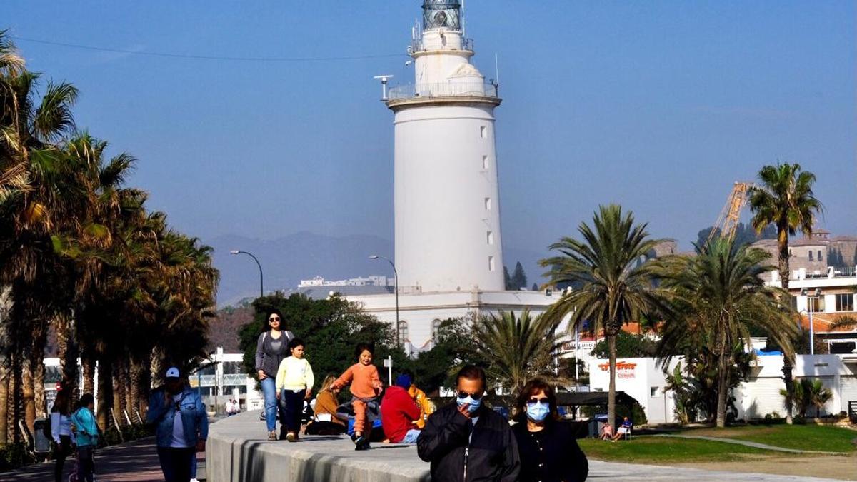 Vista de La Farola desde el dique de Levante.