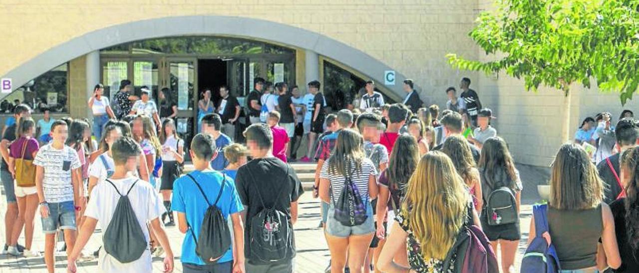 Alumnos en el campus de la Universidad de Alicante.