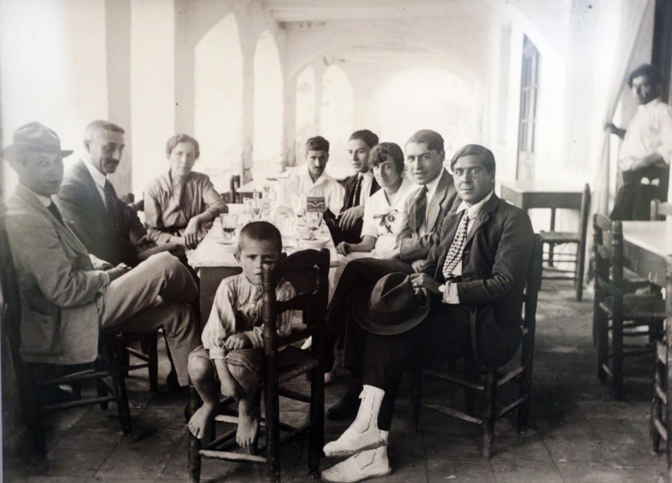 Josep Pla amb familiars i amics a les voltes de Calella de Palafrugell (1920)