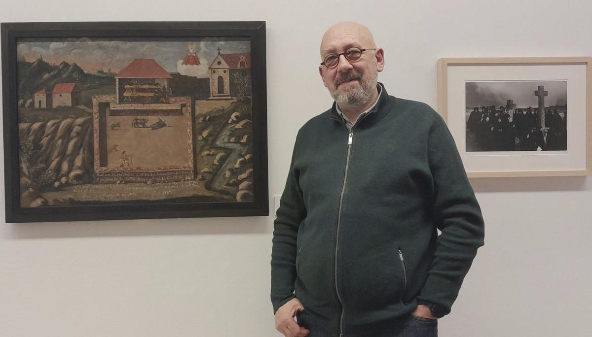 El comisario de la exposición, Pedro Javier Cruz, posa junto al cuadro del exvoto taurino . | C. T.