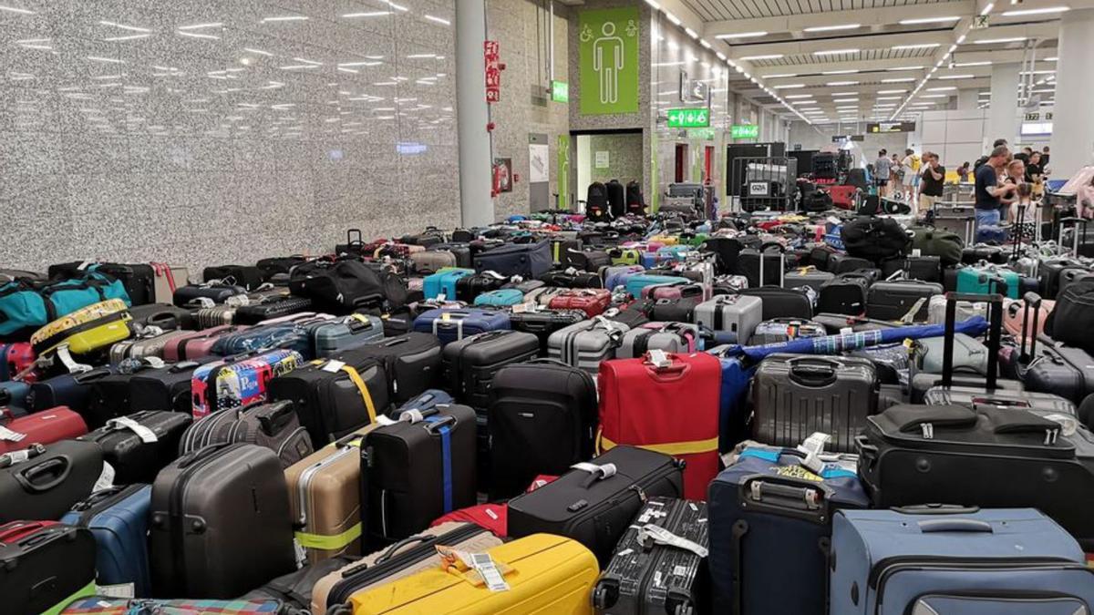 El aeropuerto de Palma recupera la normalidad tras el caos en la  facturación de maletas