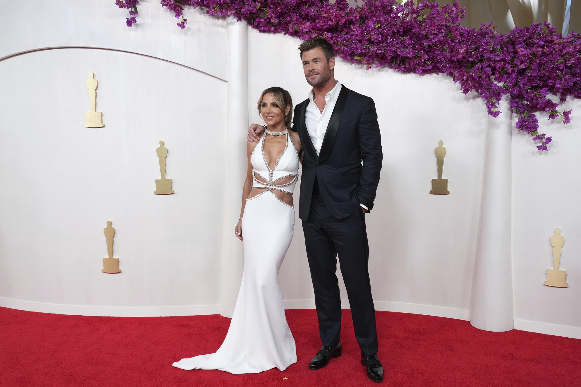 Elsa Pataky, left, and Chris Hemsworth arrive at the Oscars on Sunday, March 10, 2024, at the Dolby Theatre in Los Angeles. (Photo by Jordan Strauss/Invision/AP) Associated Press/LaPresse Only Italy and Spain / EDITORIAL USE ONLY/ONLY ITALY AND SPAIN