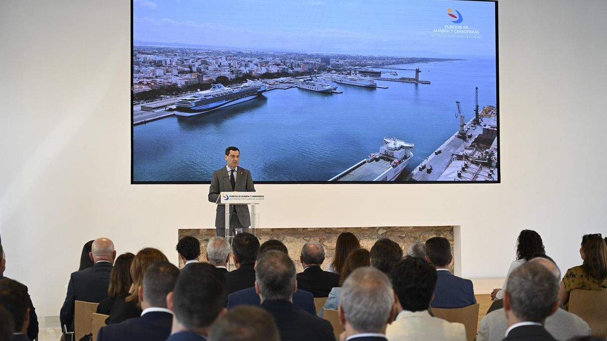 El presidente de la Junta, Juanma Moreno, presenta la inversión de la Junta en el puerto de Almería, este lunes.