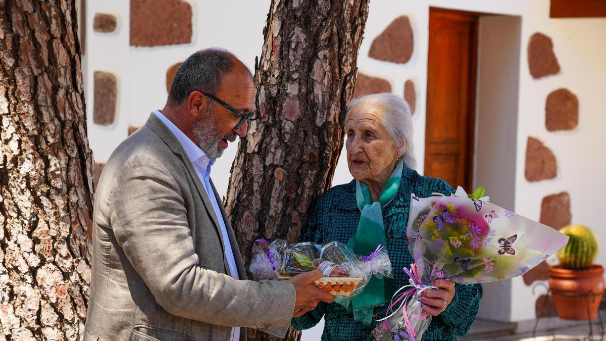 El alcalde Francisco García felicita a Carmen Vega por ser la alumna más longeva de Santa Lucía y de Canarias.