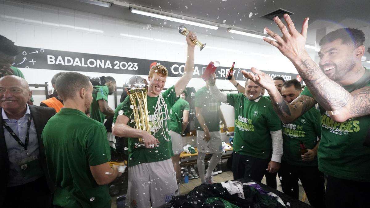 Imagen de la celebración copera del Unicaja en el vestuario.