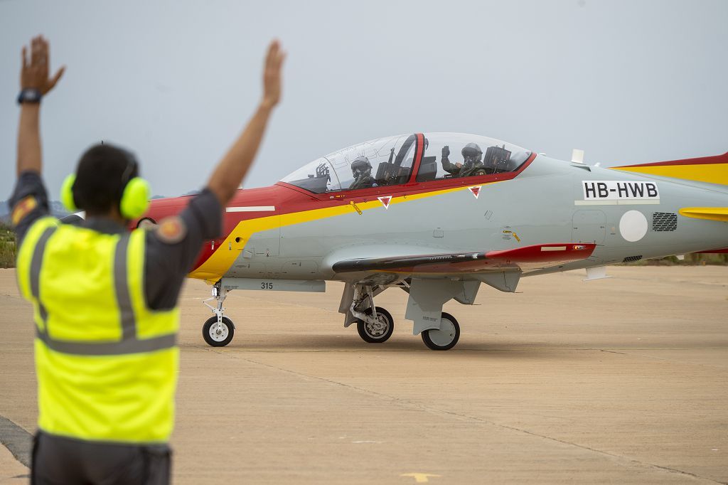 Los dos primeros aviones suizos PC-21 llegan a la AGA