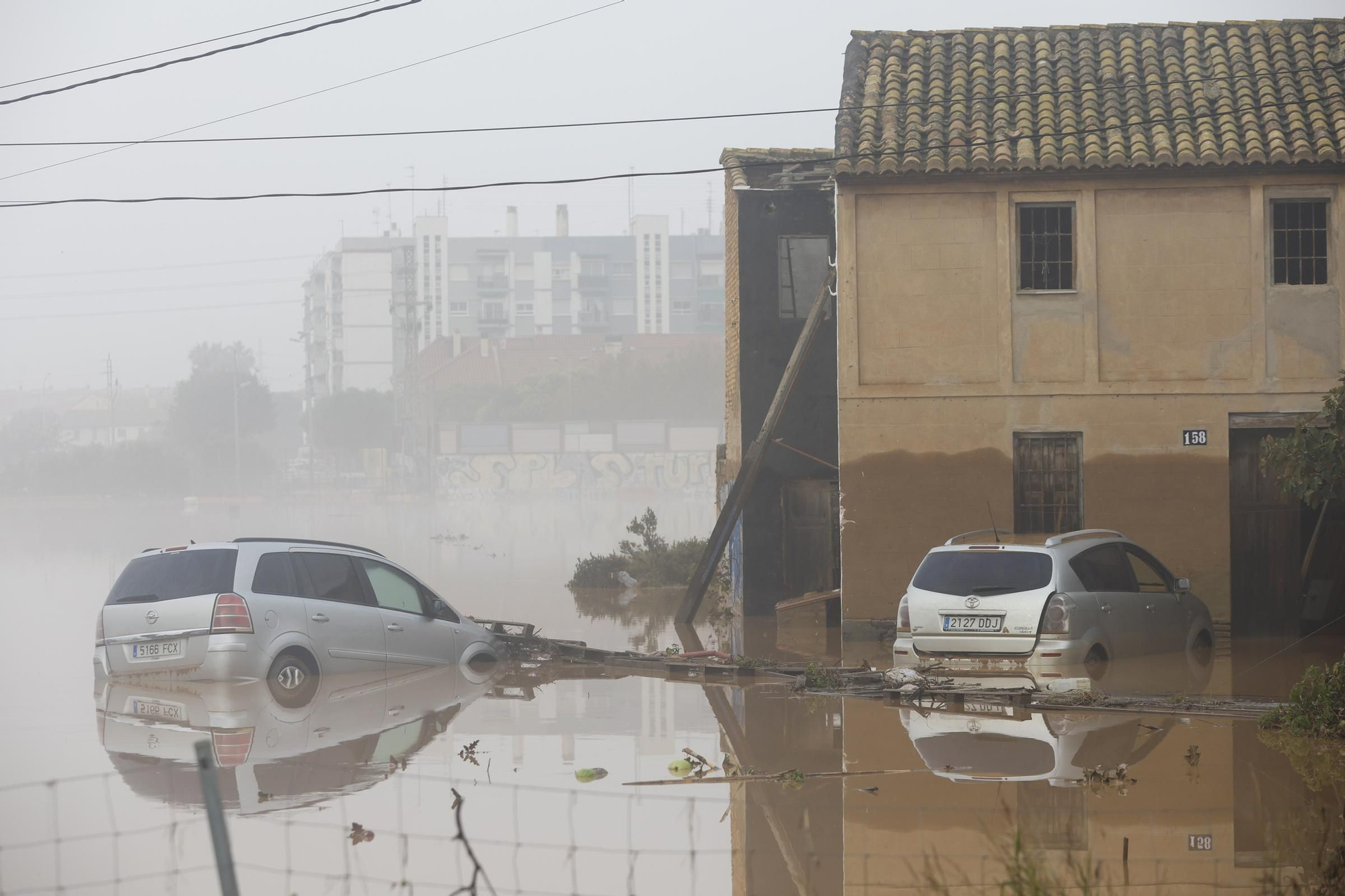 GRAFCVA3862. SEDAVÍ (VALENCIA), 30/10/2024.- Vista general de una alquería en Sedaví anegada a causa de las lluvias torrenciales de las últimas horas. EFE/Miguel Ángel Polo