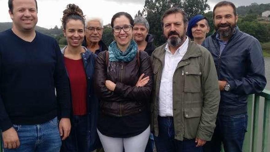 Los dirigentes del BNG, ayer, en el embalse de A Baxe. // FdV