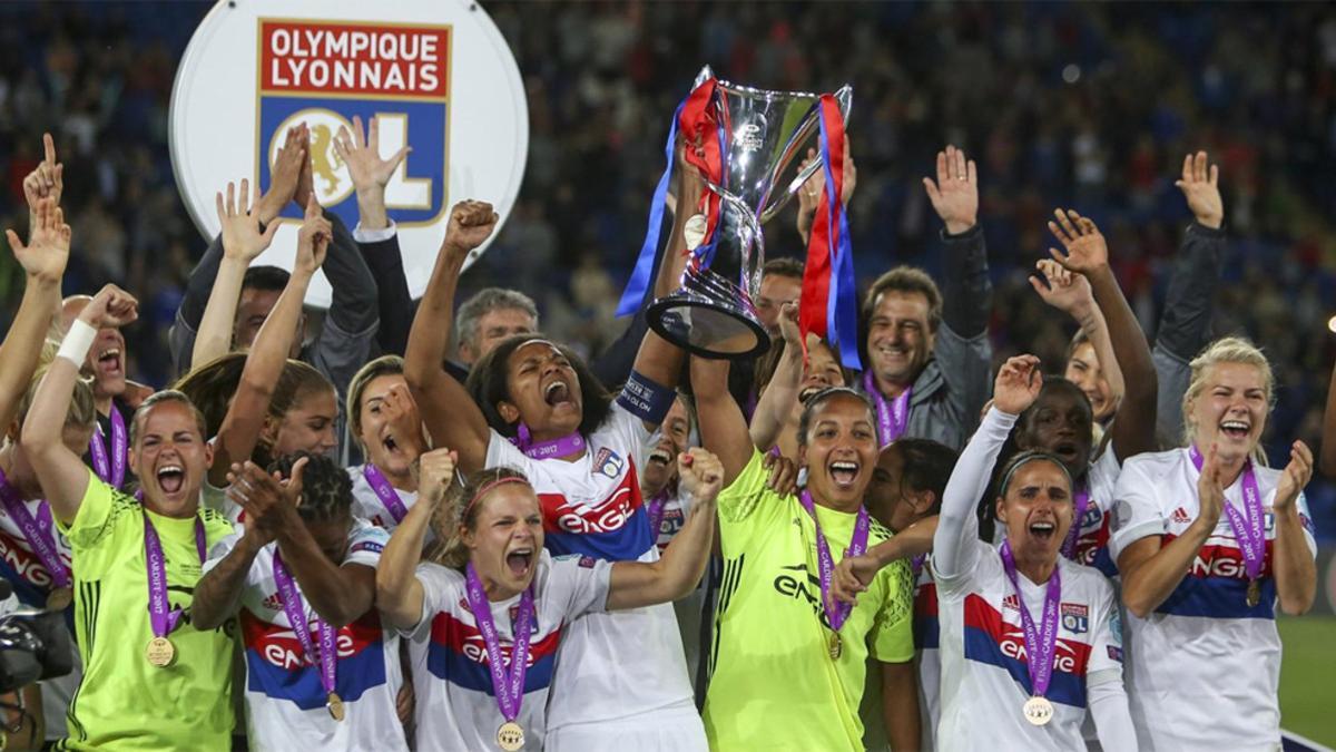 Las jugadoras del OL, tras conquistar el trofeo