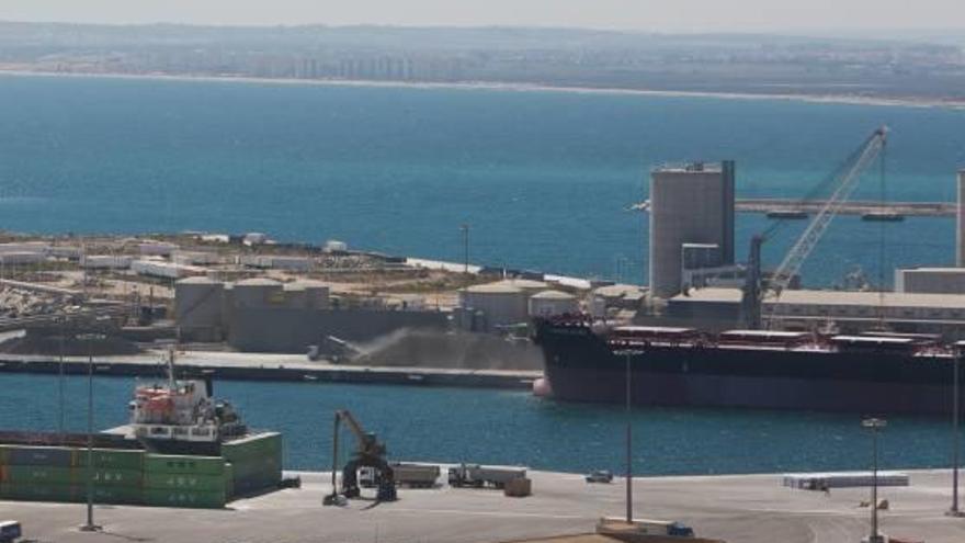 Carga y descarga de graneles en el Puerto.