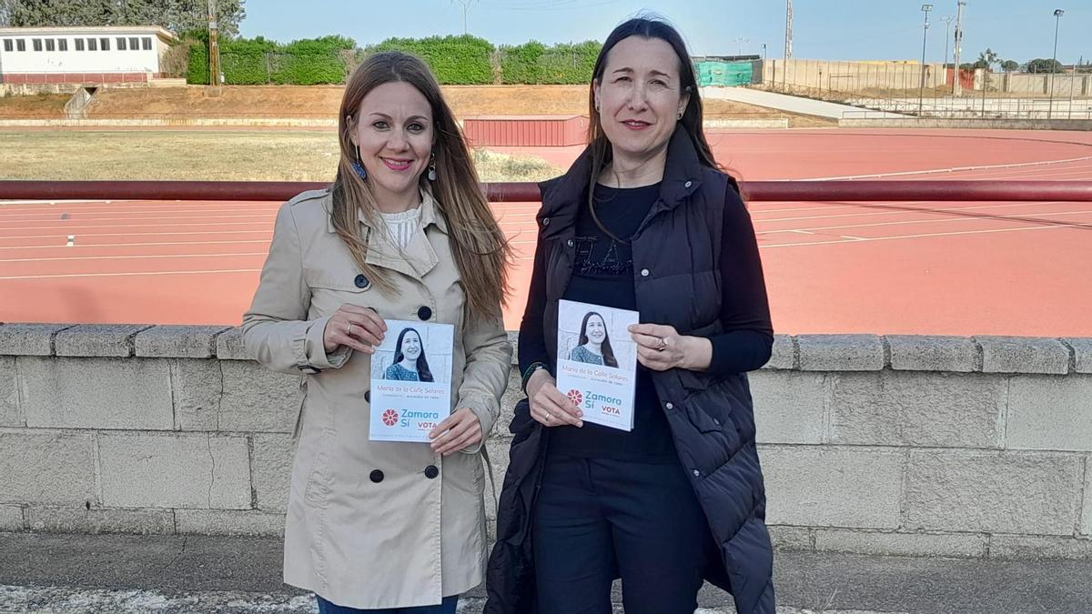 María de la Calle (derecha) con la número dos de la lista, Carmen González, en el polideportivo