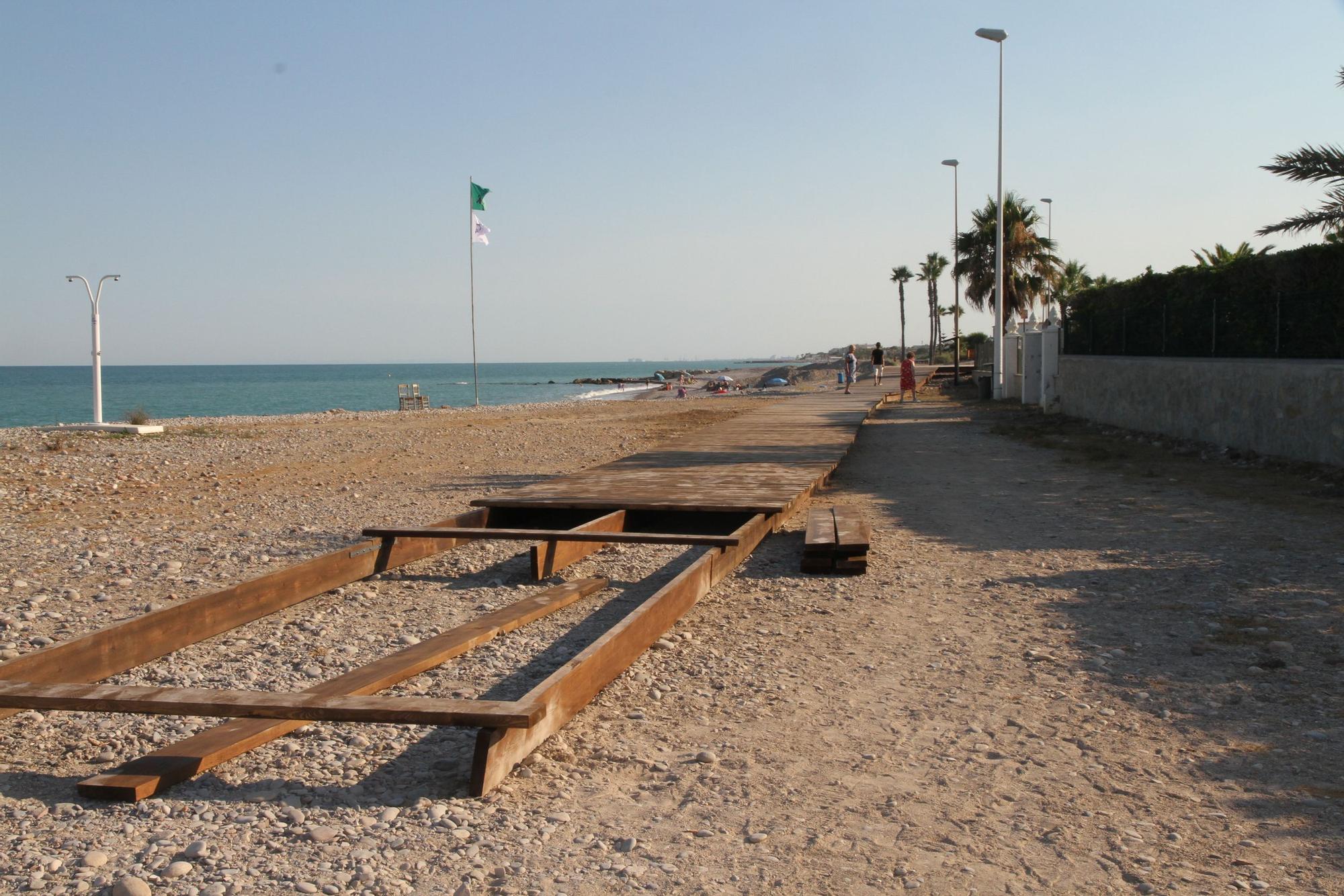 Imagen de la pasarela de madera de la playa de les Marines cuya instalación ha paralizado Costas.