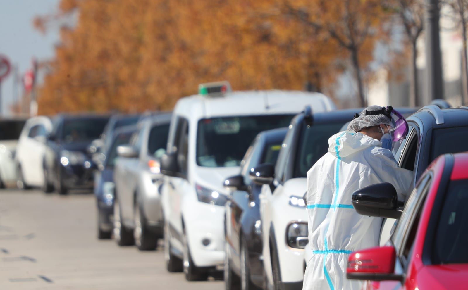 Colas de hasta dos horas para realizarse pruebas PCR en el Hospital La Fe